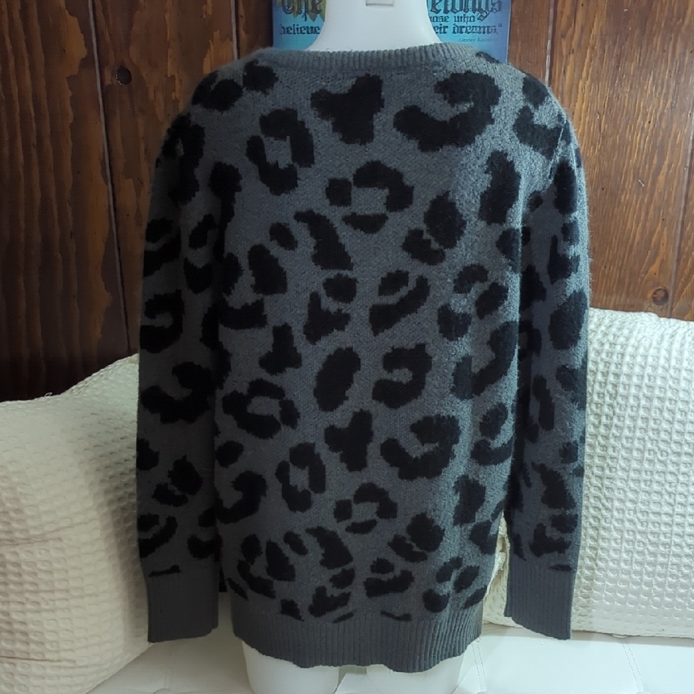 6/$15 Cozy Leopard Print Crewneck Sweater – Gray/Black (XXL) | By George - Picture 7 of 15